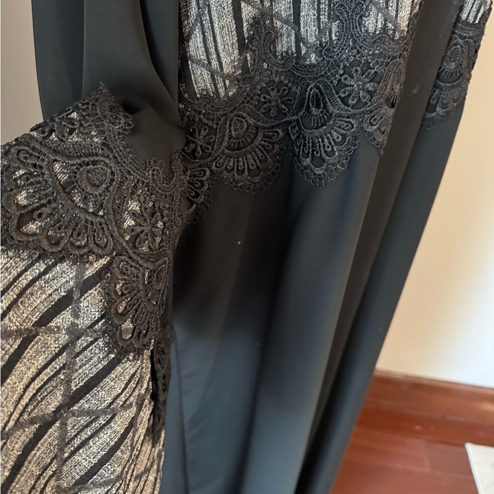 Elegant Black Lace Trim Robe - Picture 3 of 3